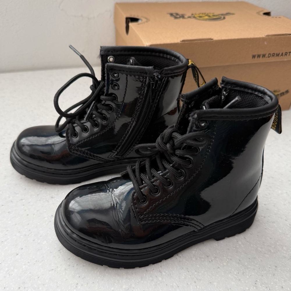 Dr. Martens Classic Kids Unisex Patent Black Boots Shiny Rainbow Shimmer sz 9US